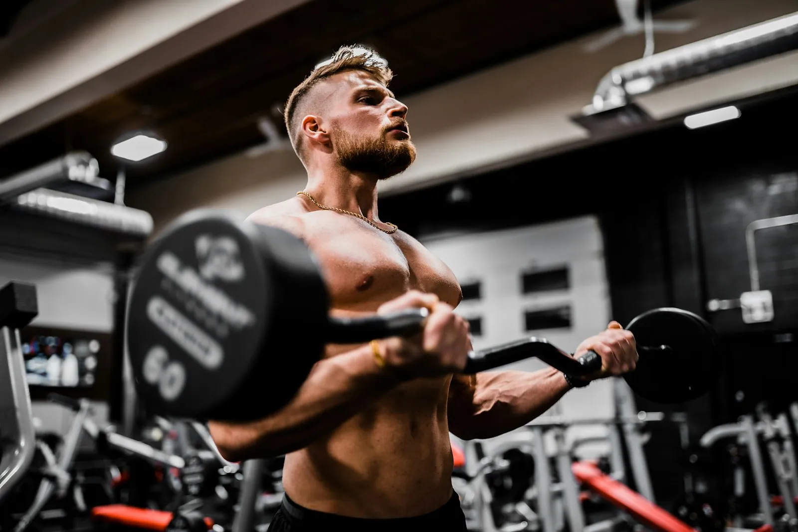 Allenamento con bilanciere in sala pesi
